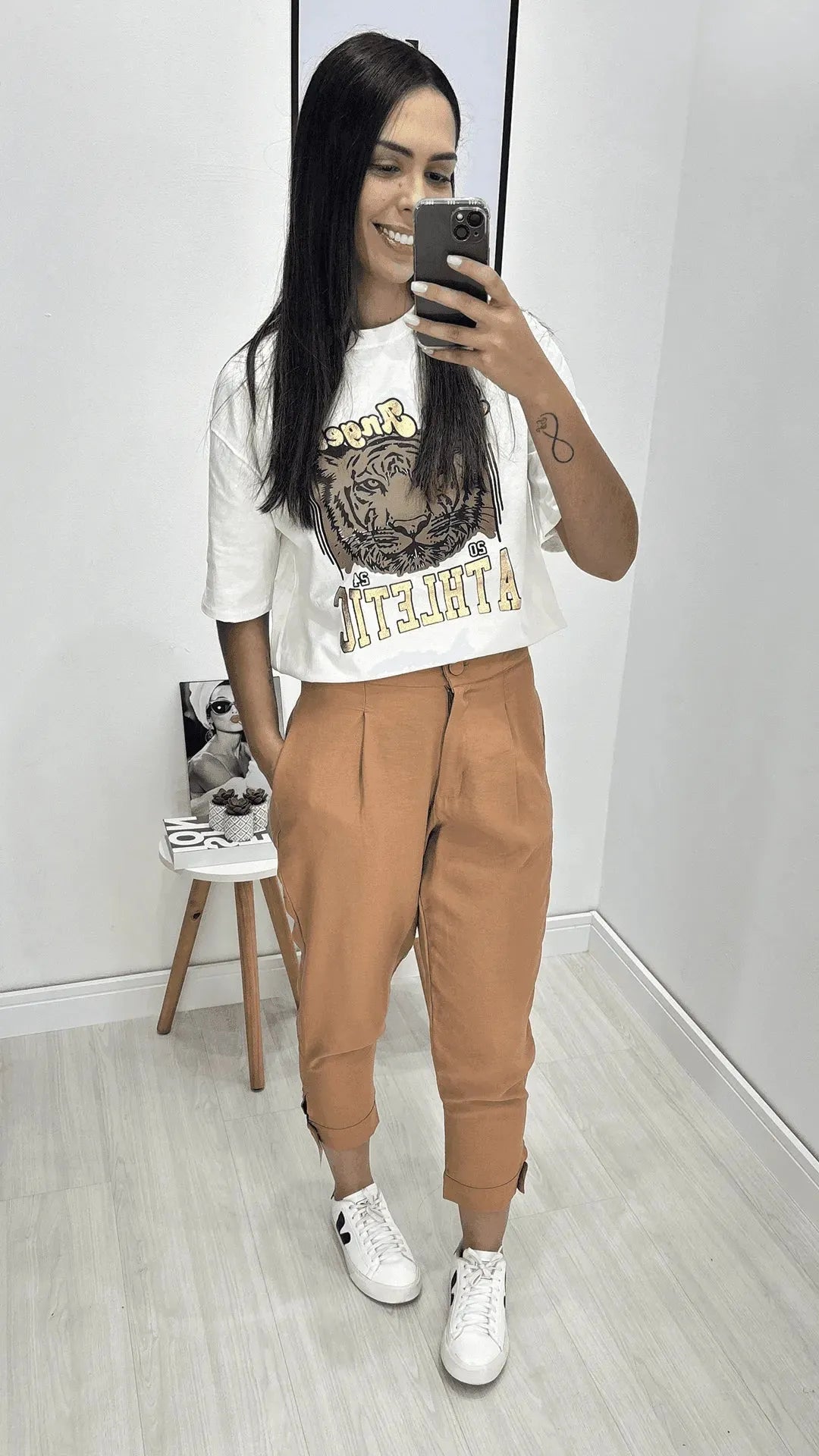 Calça jogger de alfaiataria, Caramelo, feito com tecido Poliéster com elastano, disponível na DuoAnge Store em Umuarama