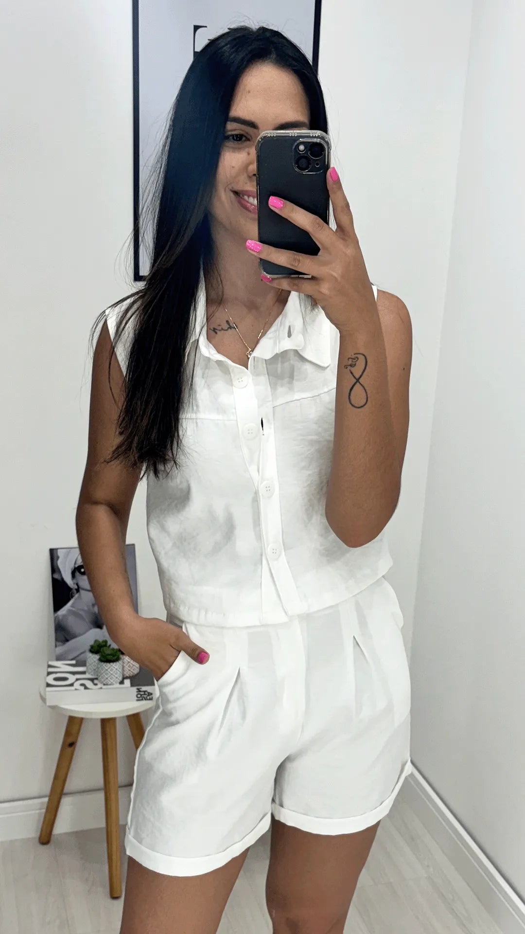 Conjunto colete e shorts, Branco, feito com tecido Sensoriale, disponível na DuoAnge Store em Umuarama
