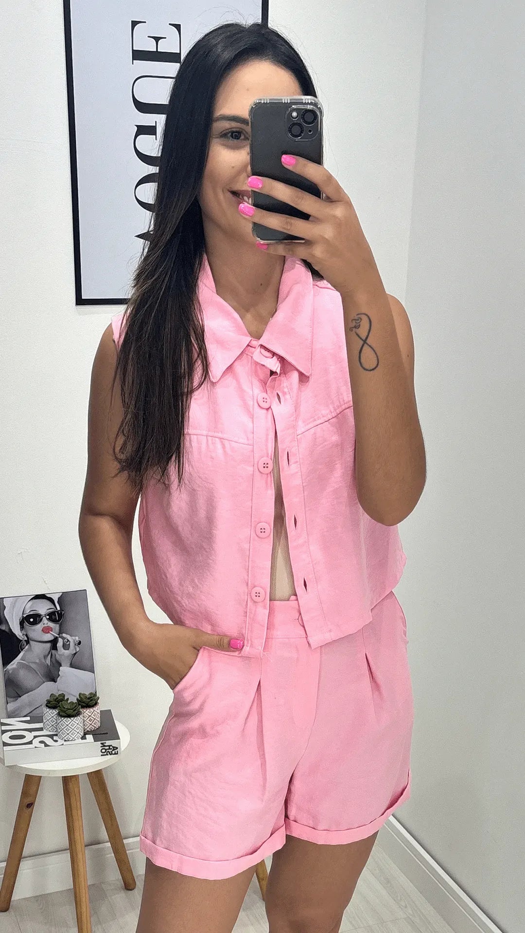 Conjunto colete e shorts, Rosa, feito com tecido Sensoriale, disponível na DuoAnge Store em Umuarama