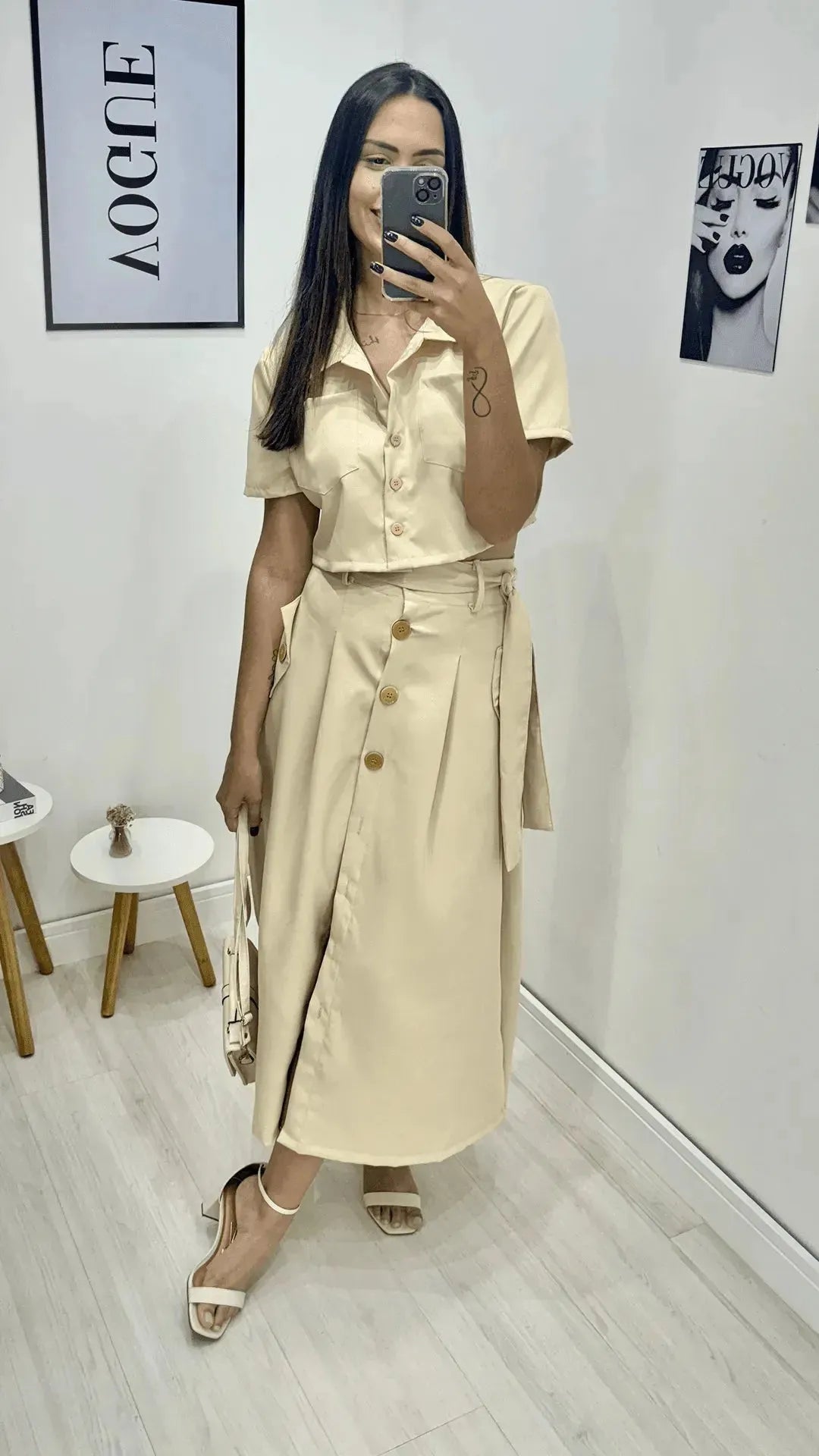 Conjunto de alfaiataria saia e cropped, Bege, feito com tecido Viscose, disponível na DuoAnge Store em Umuarama