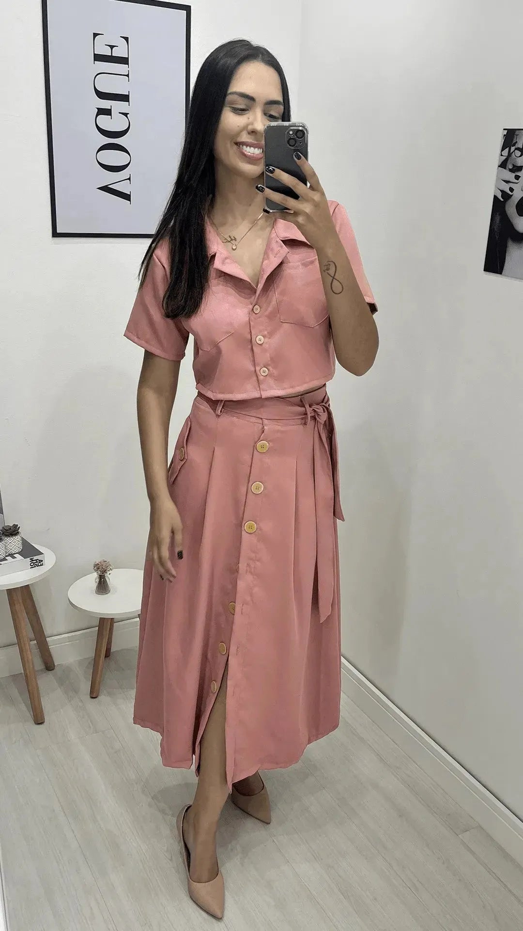 Conjunto de alfaiataria saia e cropped, Rosa, feito com tecido Viscose, disponível na DuoAnge Store em Umuarama