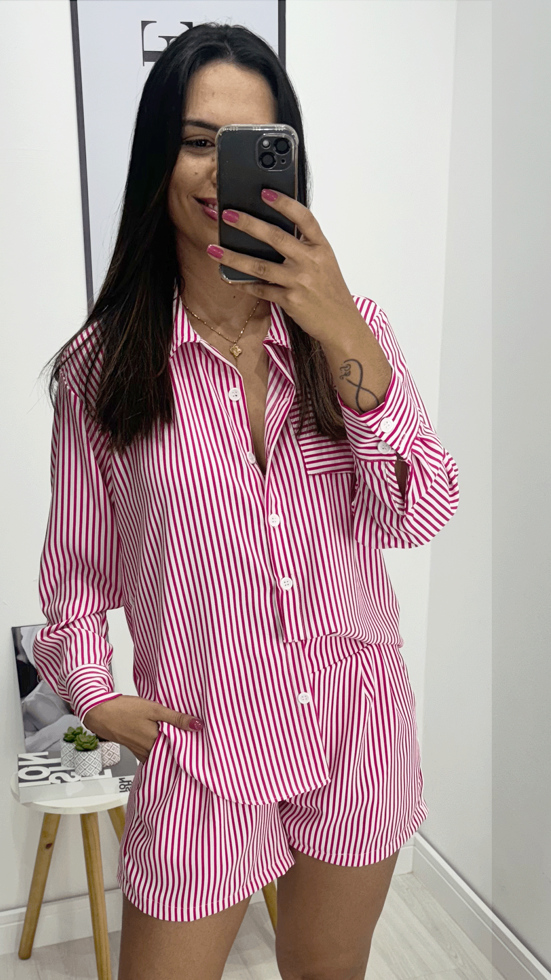 Conjunto shorts com camisa, Listrado branco com pink, feito com tecido Crepe duna, disponível na DuoAnge Store em Umuarama