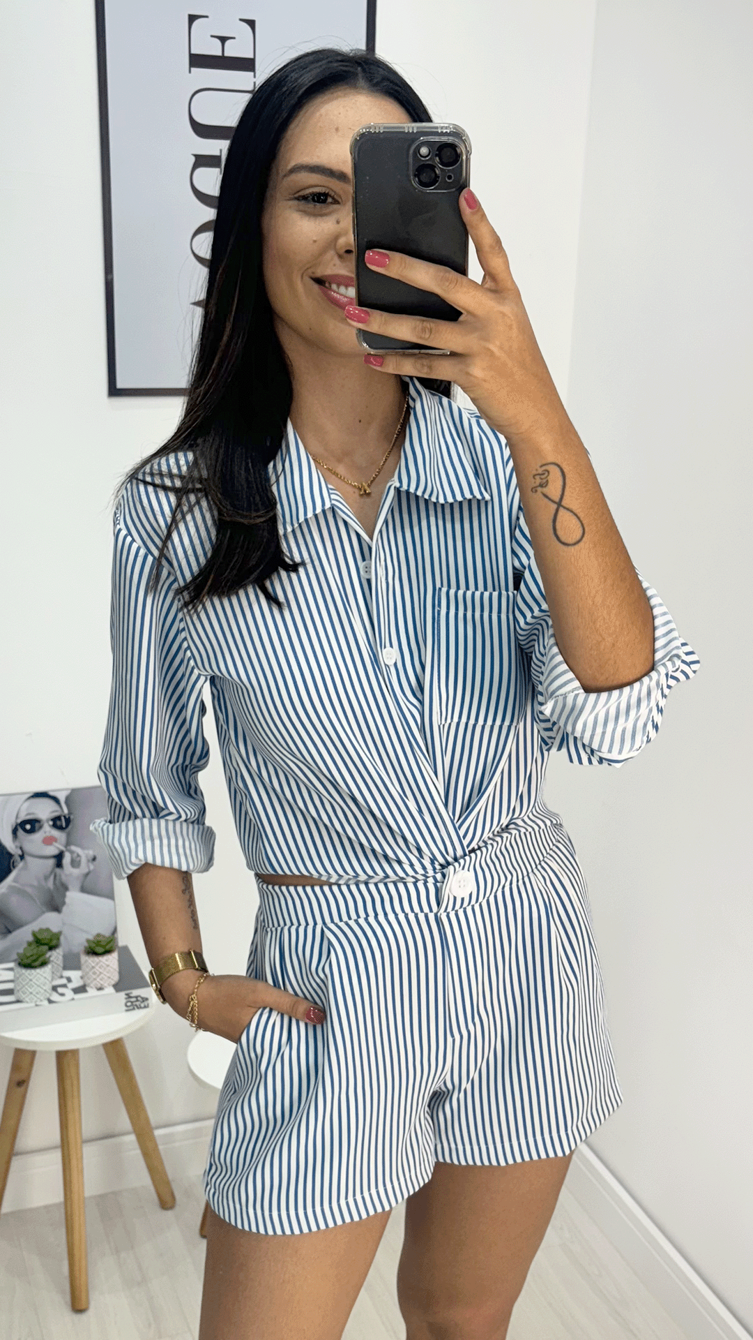 Conjunto shorts com camisa, Listrado azul com branco, feito com tecido Crepe duna, disponível na DuoAnge Store em Umuarama