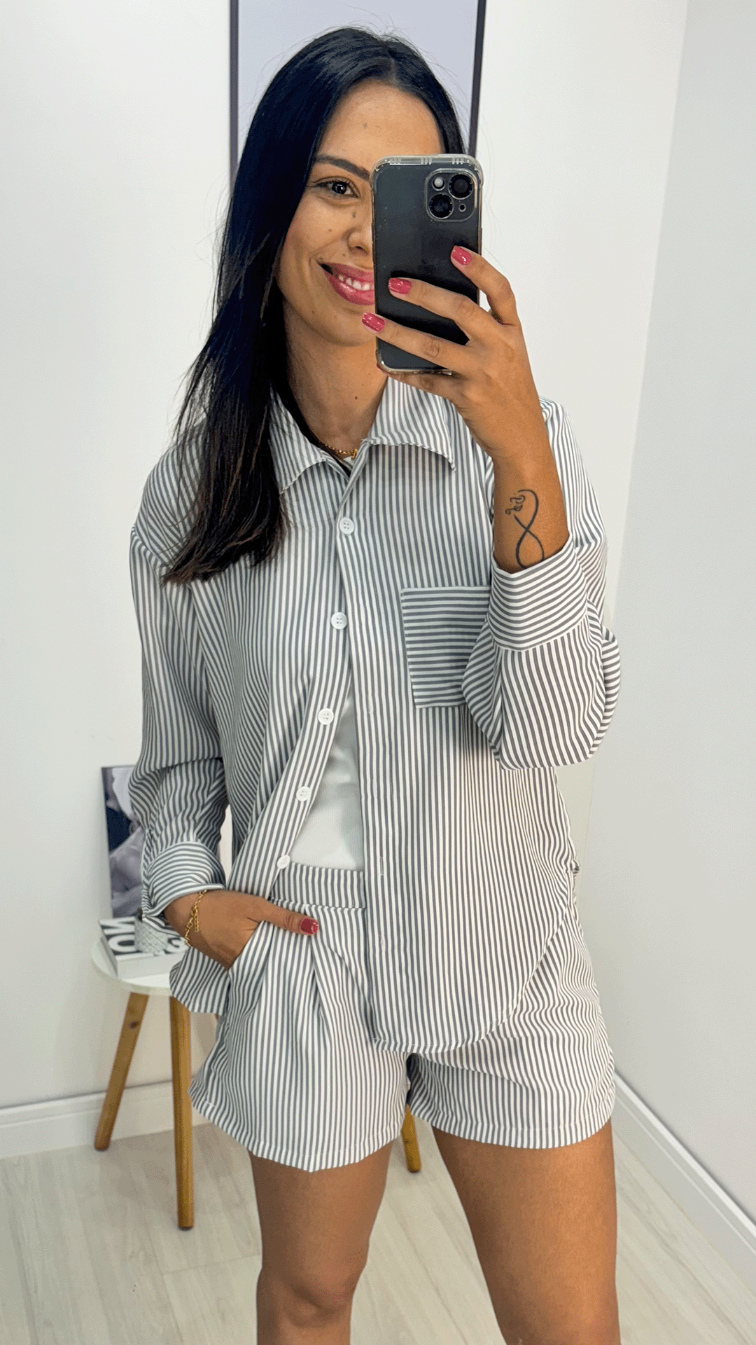 Conjunto shorts com camisa, Listrado cinza com branco, feito com tecido Crepe duna, disponível na DuoAnge Store em Umuarama