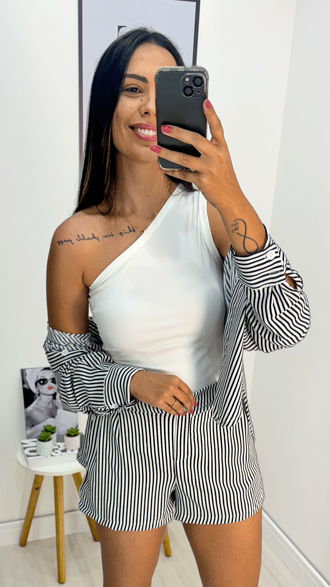 Conjunto shorts com camisa, Listrado preto com branco, feito com tecido Crepe duna, disponível na DuoAnge Store em Umuarama