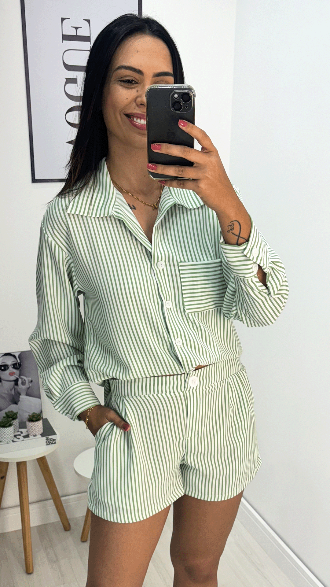 Conjunto shorts com camisa, Listrado verde claro com branco, feito com tecido Crepe duna, disponível na DuoAnge Store em Umuarama