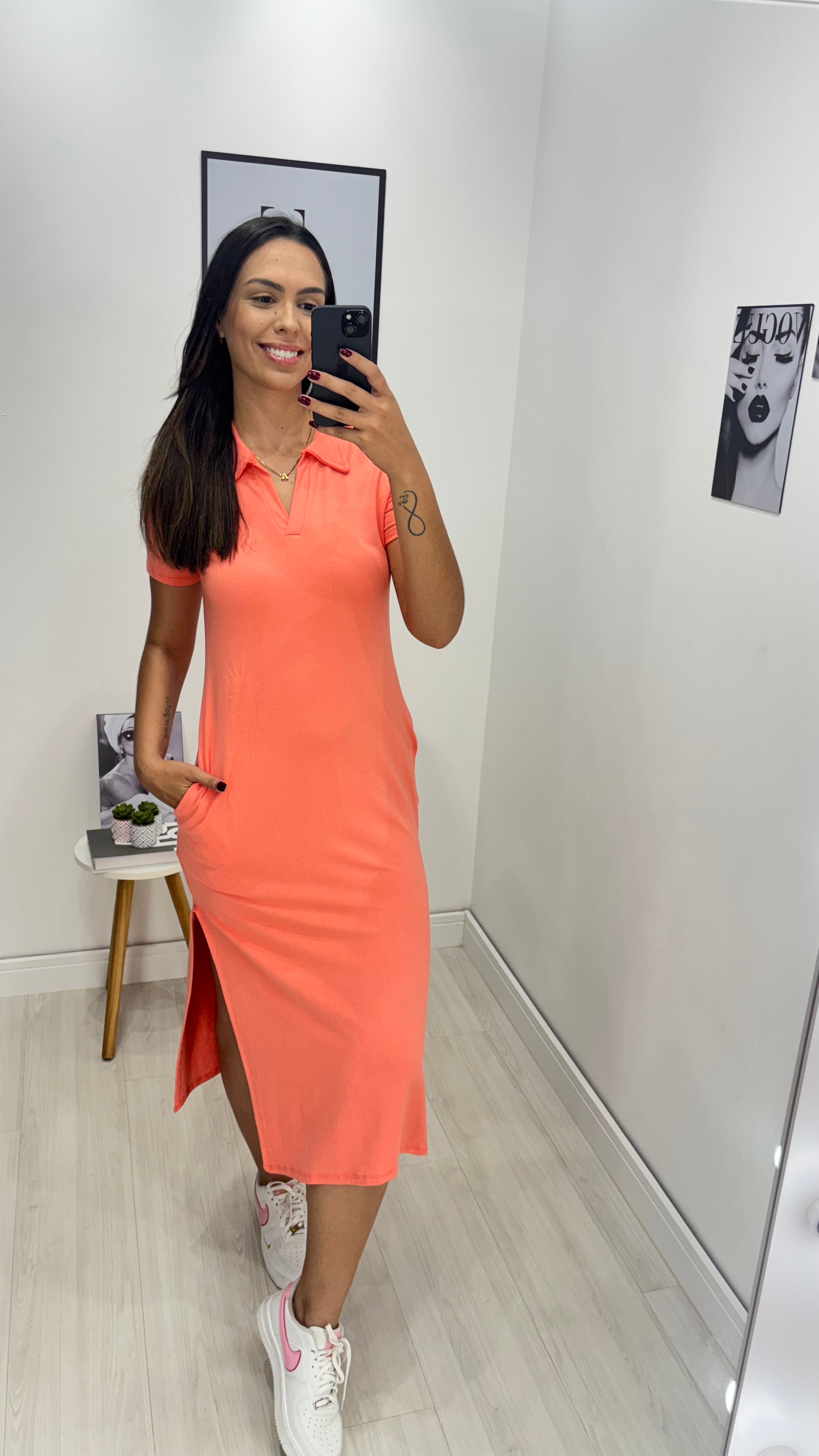 Vestido de malha com gola polo
