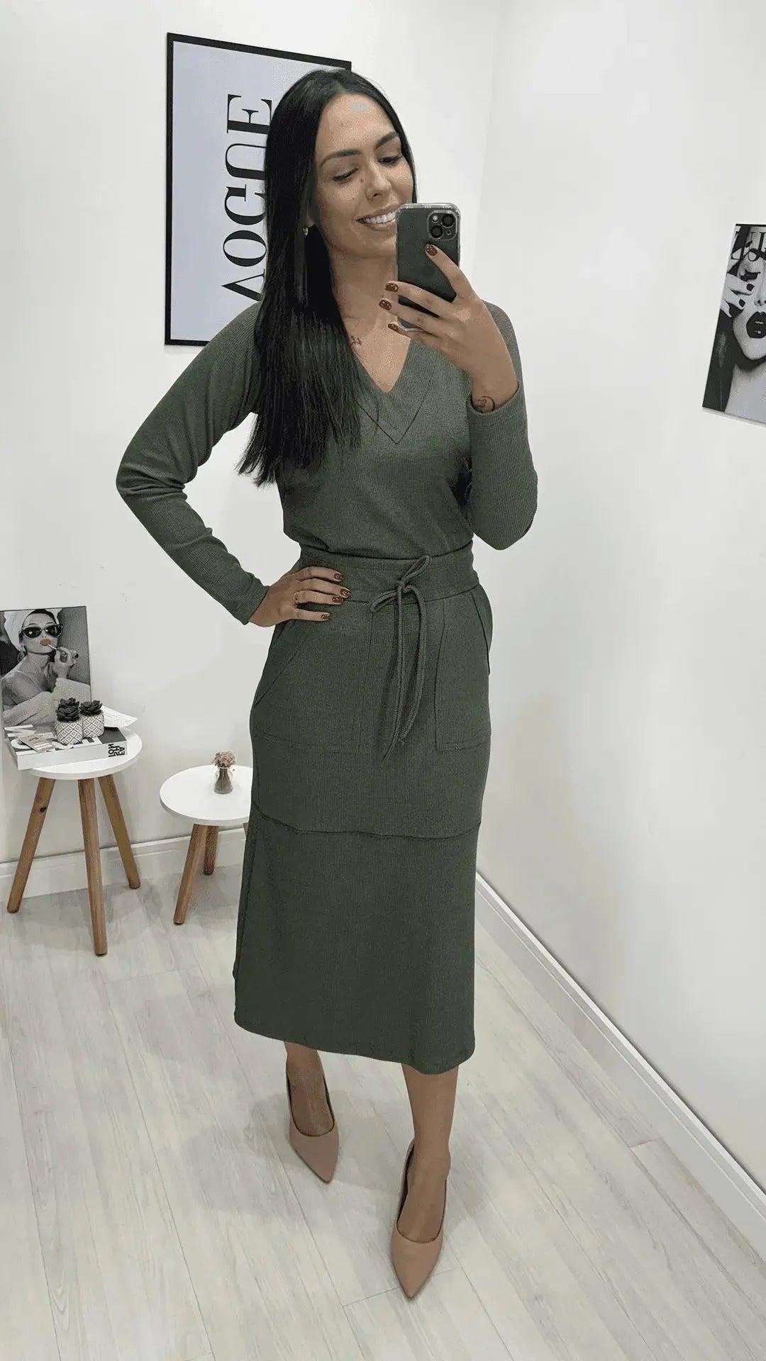 Conjunto saia e blusa, Verde militar, feito com tecido Poliéster com elastano, disponível na DuoAnge Store em Umuarama