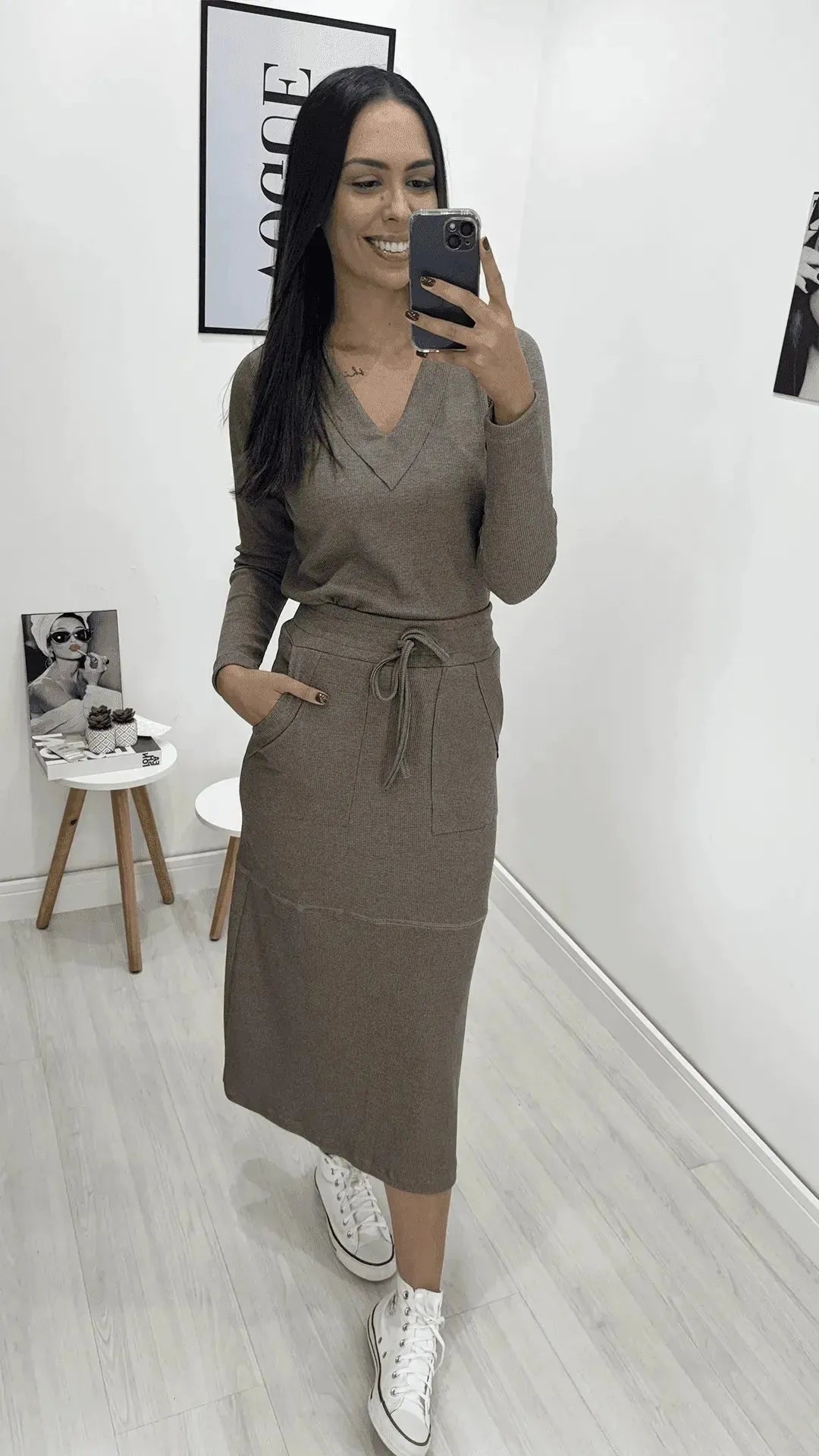Conjunto saia e blusa, Marrom acinzentado, feito com tecido Poliéster com elastano, disponível na DuoAnge Store em Umuarama