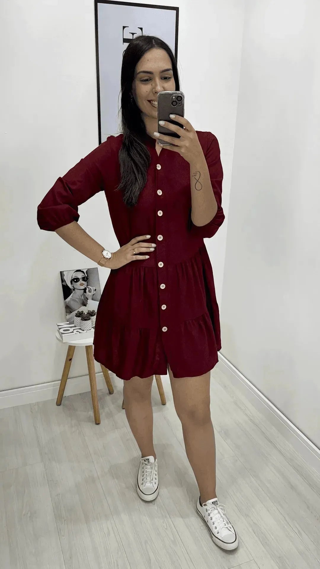 Vestido curto, Vermelho cereja, feito com tecido Linho, disponível na DuoAnge Store em Umuarama